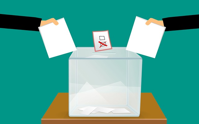 vkládání hlasovacích lístků do urny
